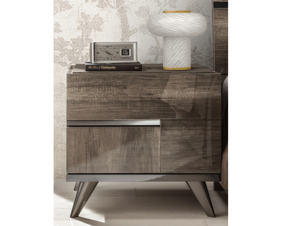 Status – Medea Nightstand